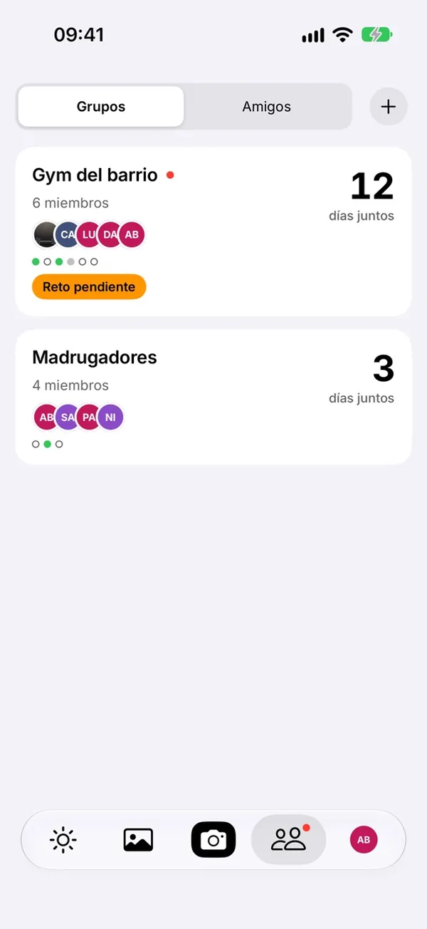 Pantalla «Grupos» de Vowd: cada grupo con sus miembros, quién ha fichado hoy y los días juntos.